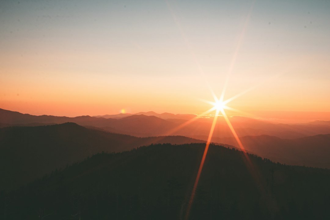 Frase de bom dia com gratidão e motivação: 24 ideias 1 Luz do amanhecer sobre montanhas transmitindo paz e motivação
