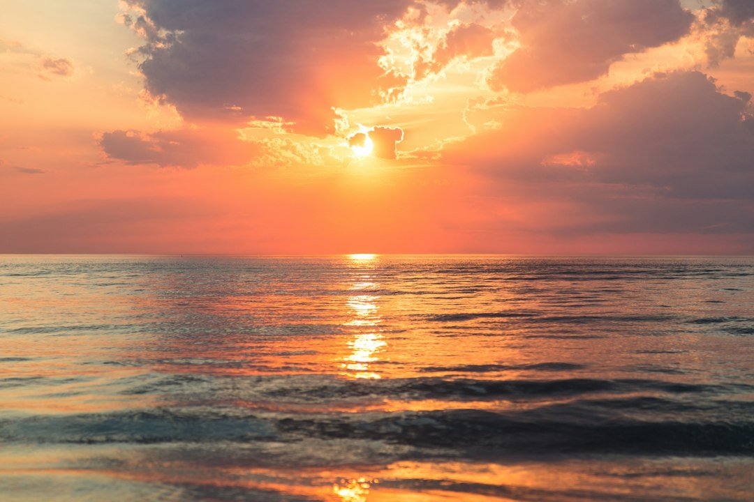 Céu colorido no fim do dia trazendo sensação de gratidão