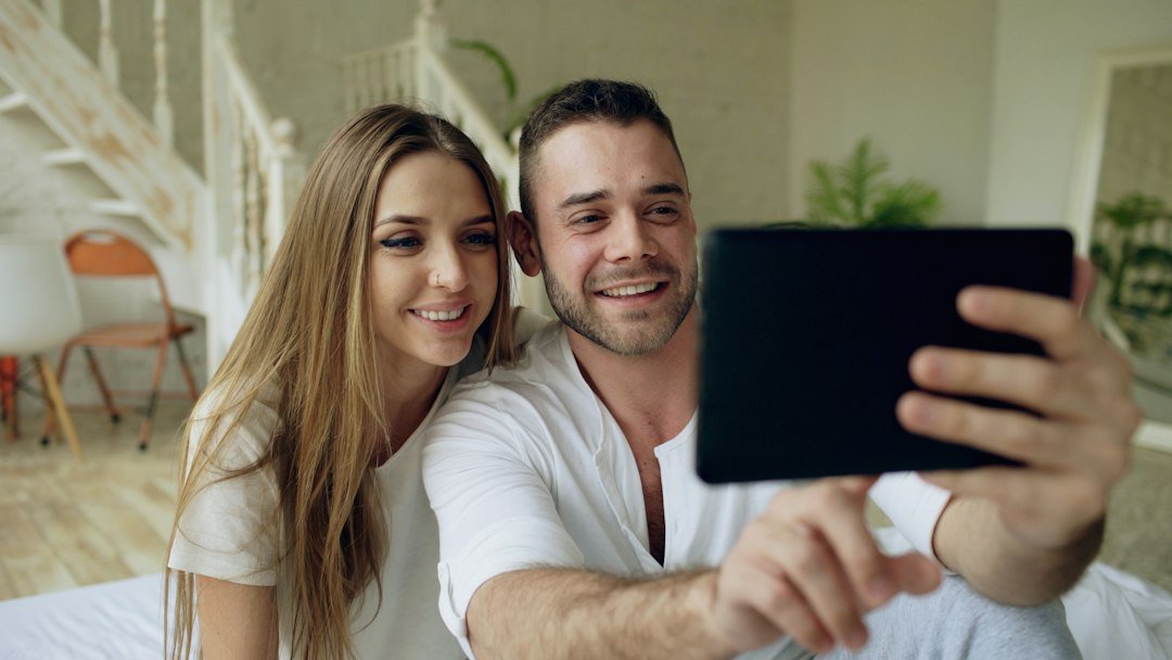 Mensagens de feliz aniversário para esposa: 24 opções 2 Casal sorrindo junto em um momento de carinho