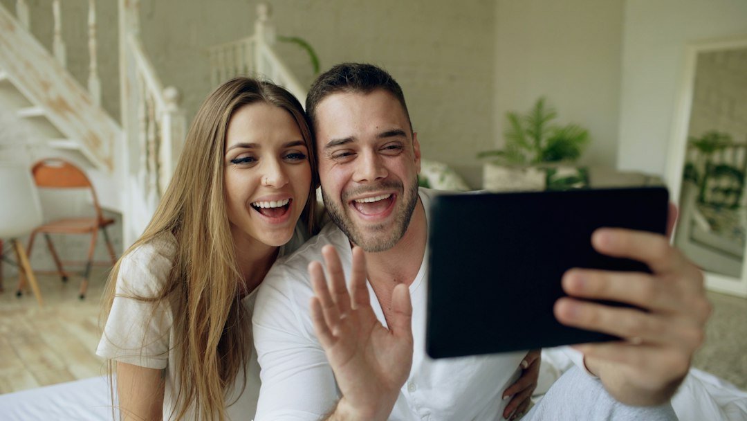 Casal feliz compartilhando um momento romântico