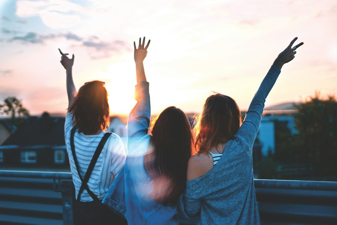 Amigas abraçadas celebrando a amizade construída no trabalho