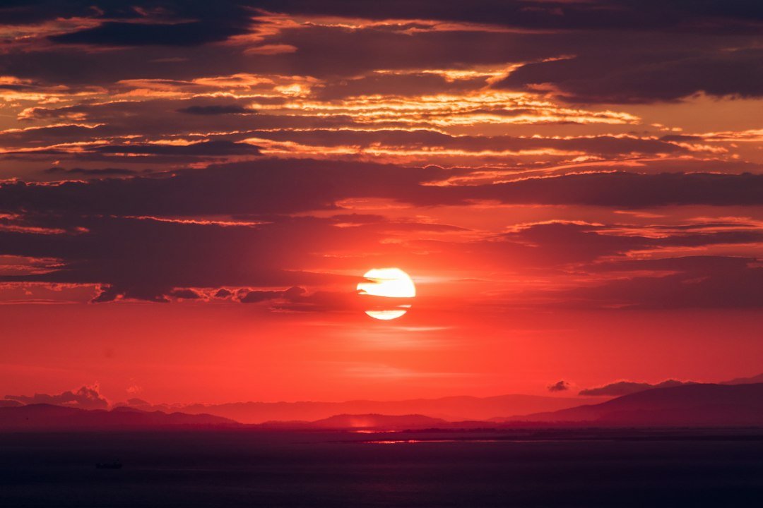 Céu ao entardecer representando esperança e confiança em Deus