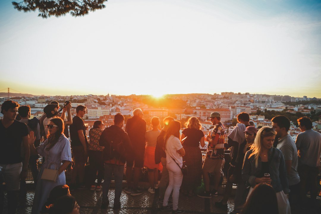 Pôr do sol dourado para acompanhar uma frase de fim de tarde