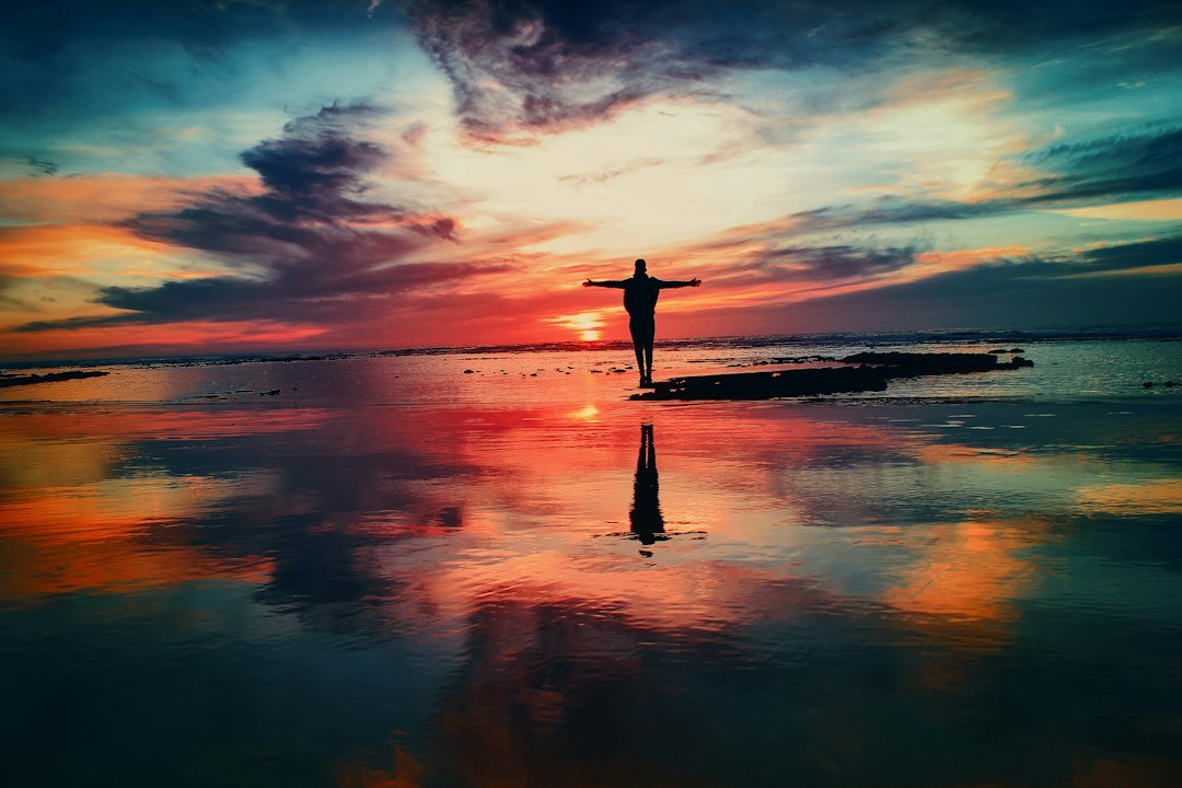 Frase de bom dia com gratidão e motivação: 24 ideias 2 Pessoa de braços abertos diante da luz de um novo dia