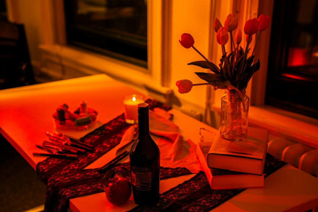 Mensagens de feliz aniversário para esposa: 24 opções 1 Mesa romântica com flores e velas preparada para uma celebração