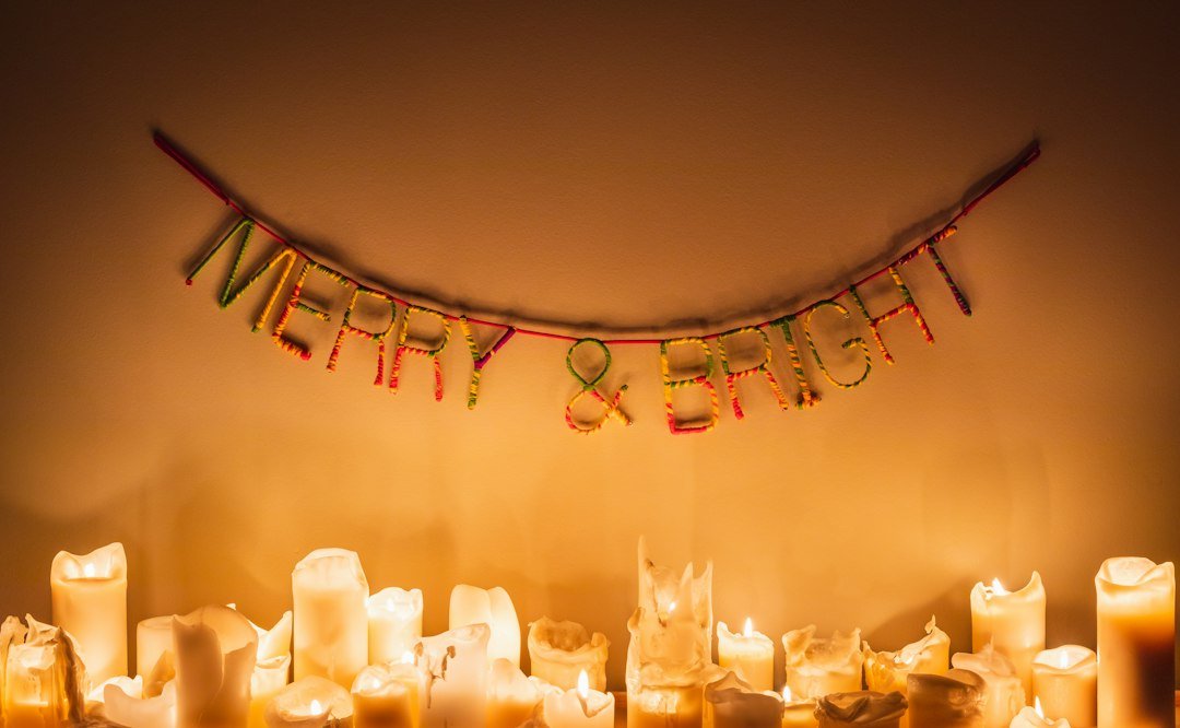 Luzes e velas criando uma atmosfera acolhedora no fim da tarde