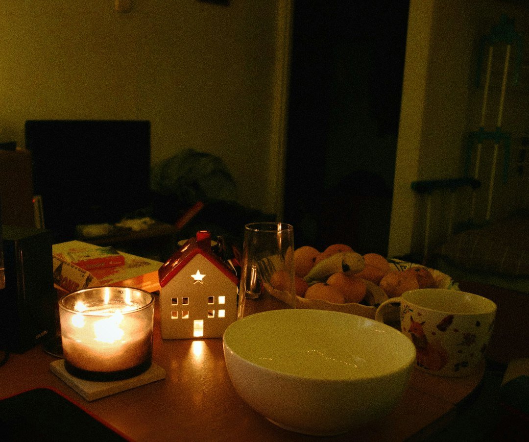 Mensagem de aniversário para filho mais velho: 24 ideias 2 Mesa acolhedora com vela acesa para uma comemoração de aniversário