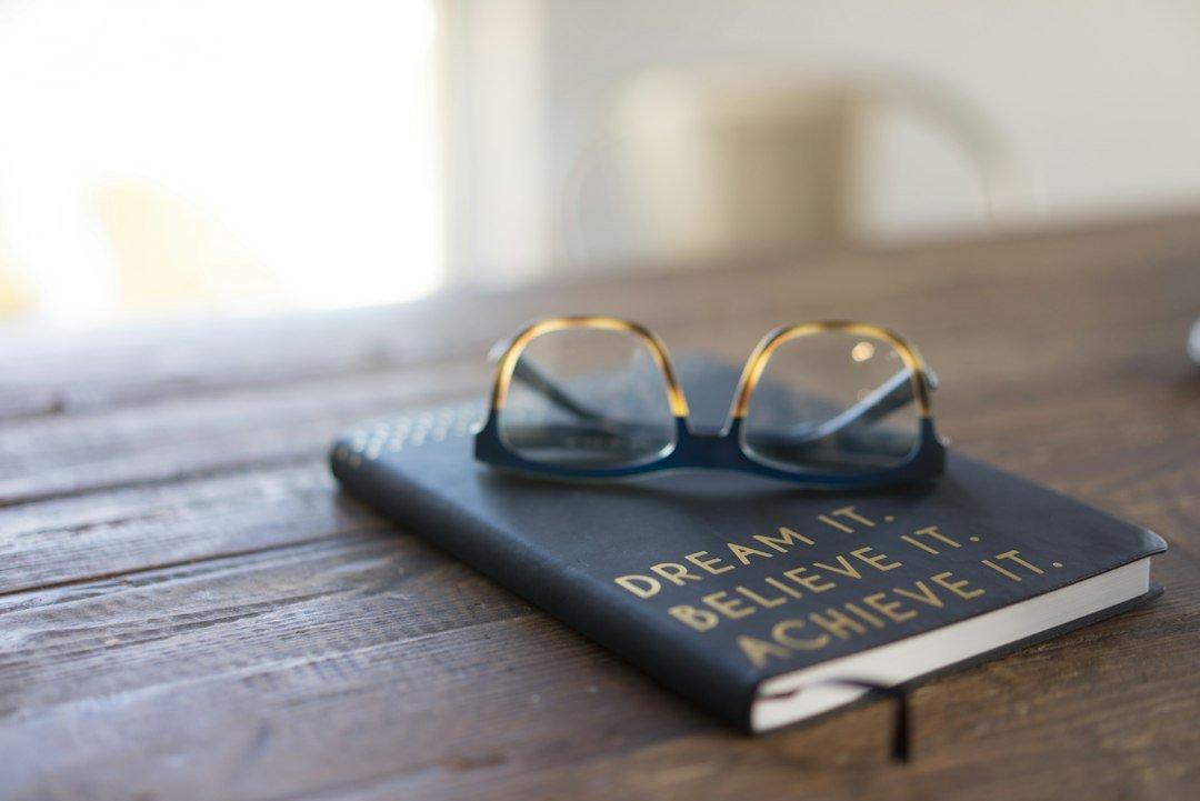 Frases curtas sobre a vida para refletir: 24 ideias 1 Caderno aberto em um ambiente tranquilo para refletir sobre a vida